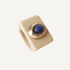 Anillo grande color arena con piedra natural sodalita - La Petite Sophie