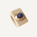 Anillo grande color arena con piedra natural sodalita