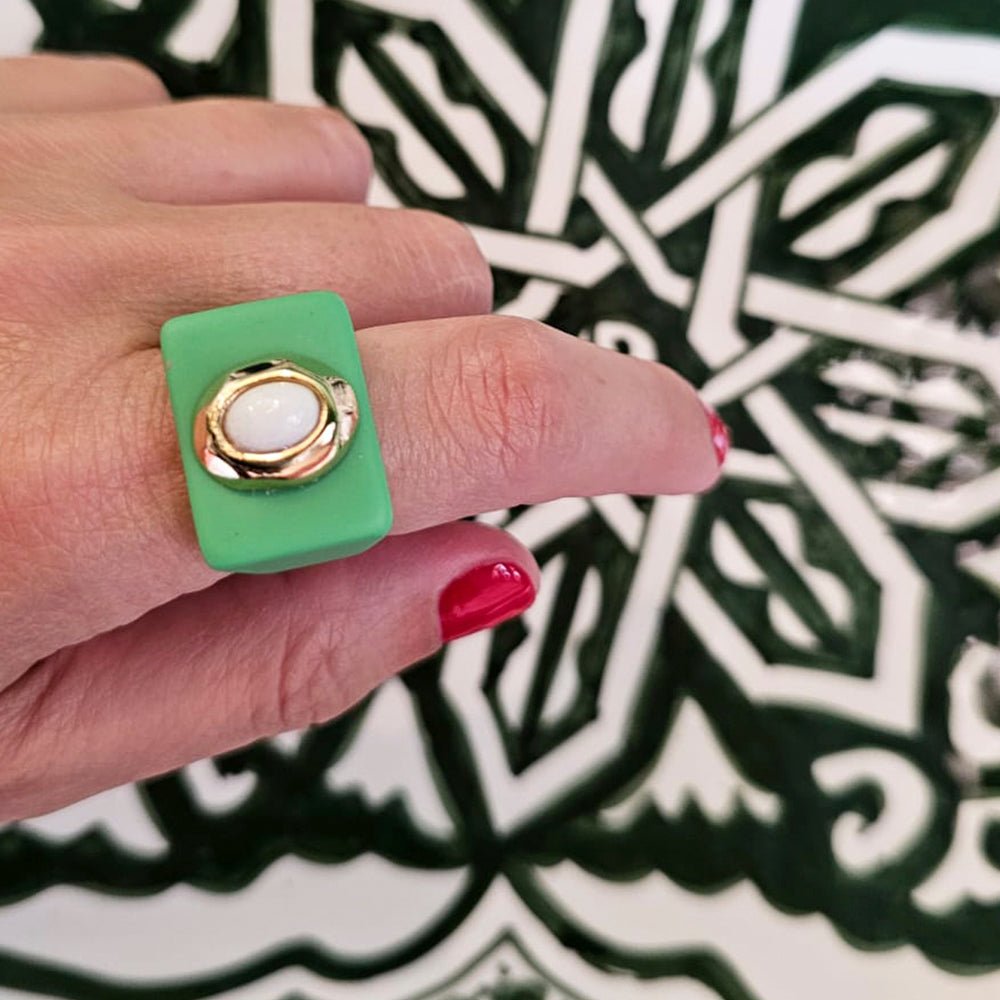 Anillo grande color verde con porcelana blanca - La Petite Sophie