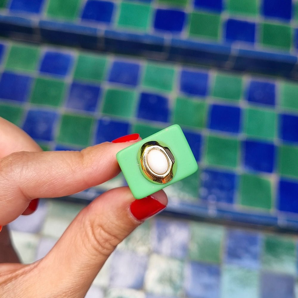 Anillo grande color verde con porcelana blanca - La Petite Sophie