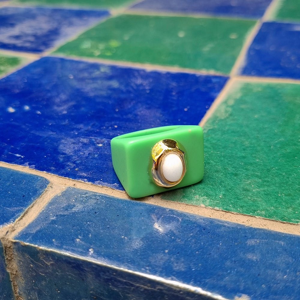 Anillo grande color verde con porcelana blanca - La Petite Sophie