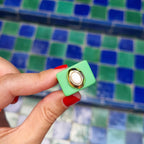 Anillo grande color verde con porcelana blanca