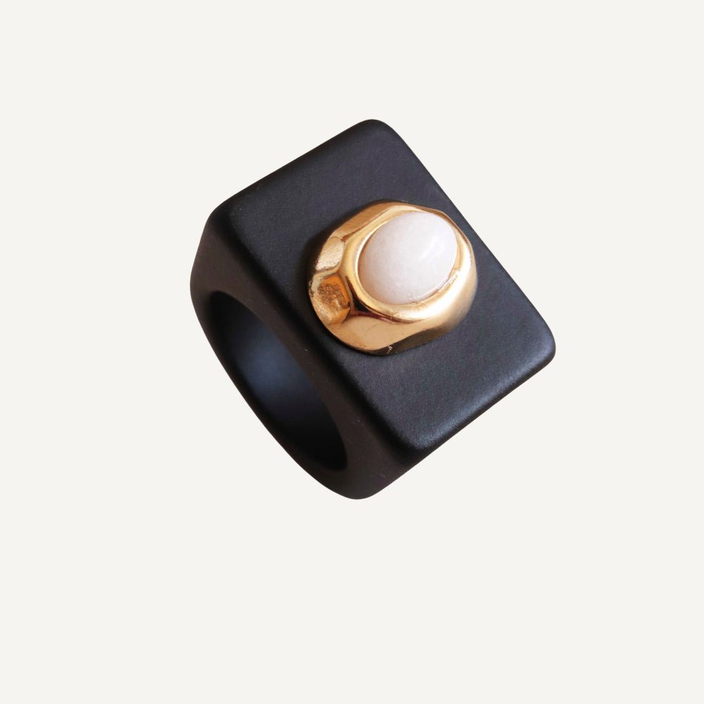 Anillo negro con porcelana blanca - La Petite Sophie