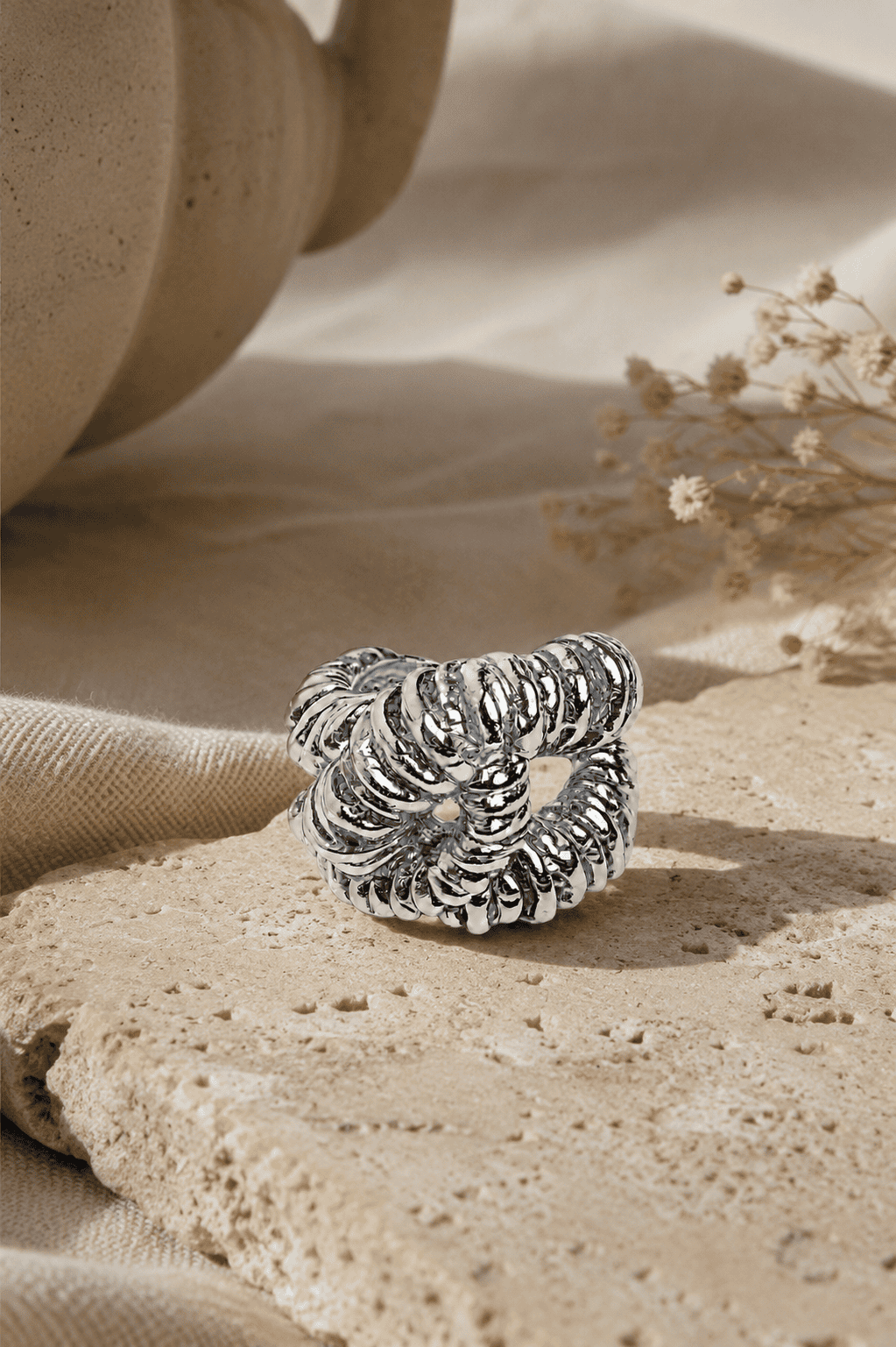 Detalle acabado plateado espejo del anillo Atena - La Petite Sophie