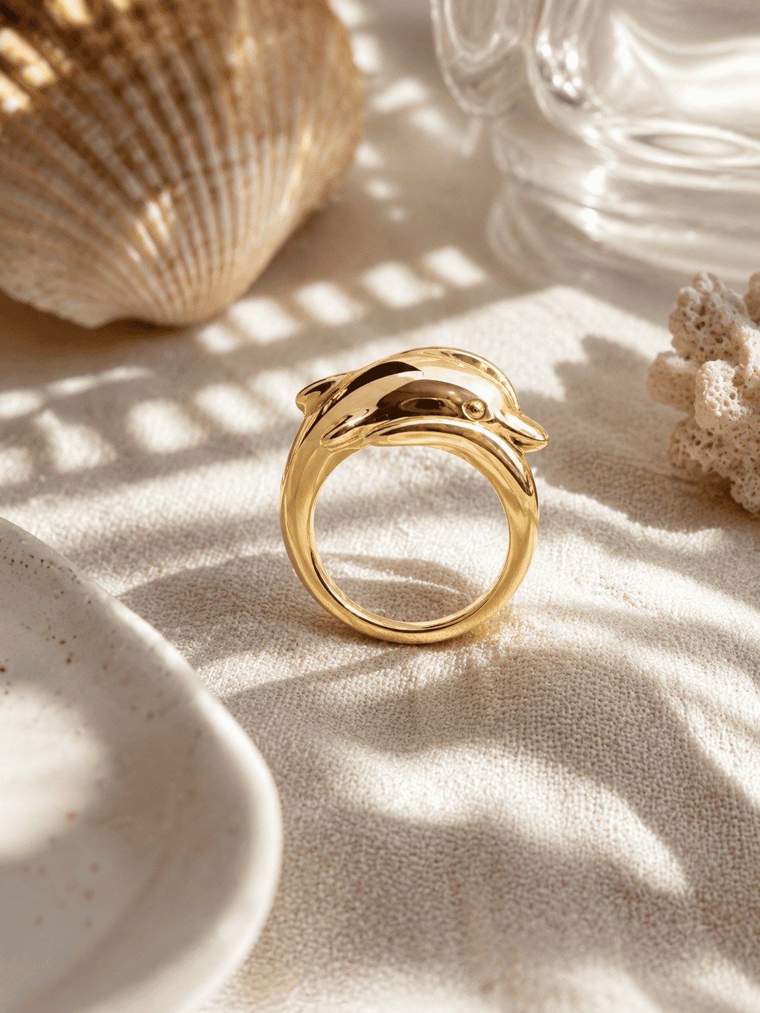 Detalle acabado espejo del anillo Flipper con forma de delfín - La Petite Sophie