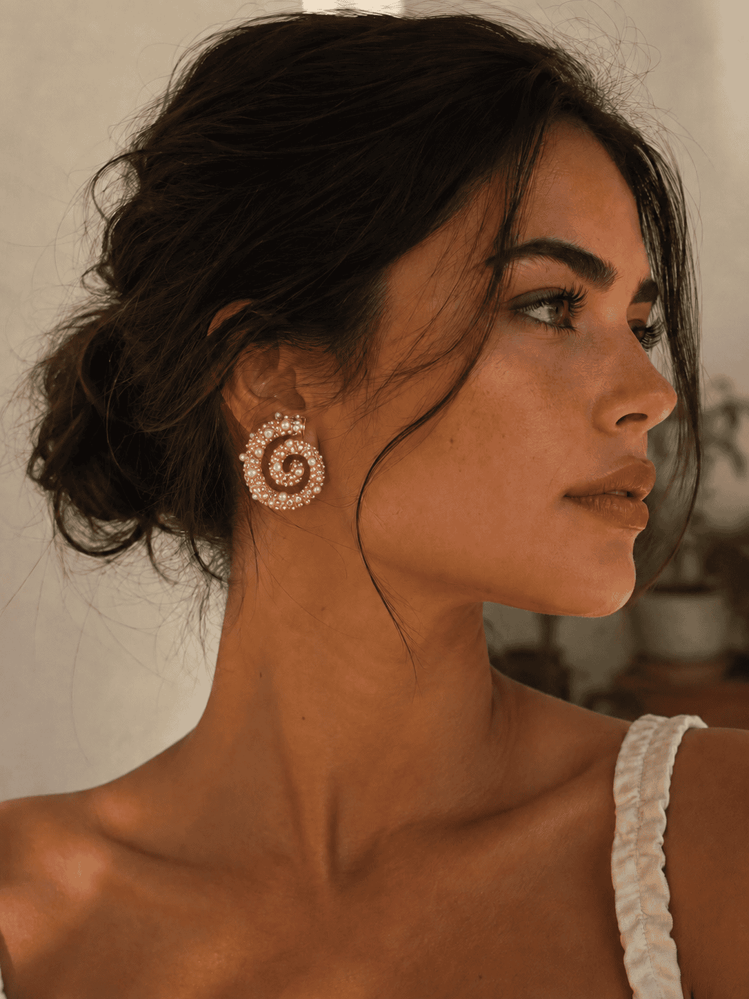 Modelo llevando pendientes Náyade dorados de acero inoxidable - La Petite Sophie