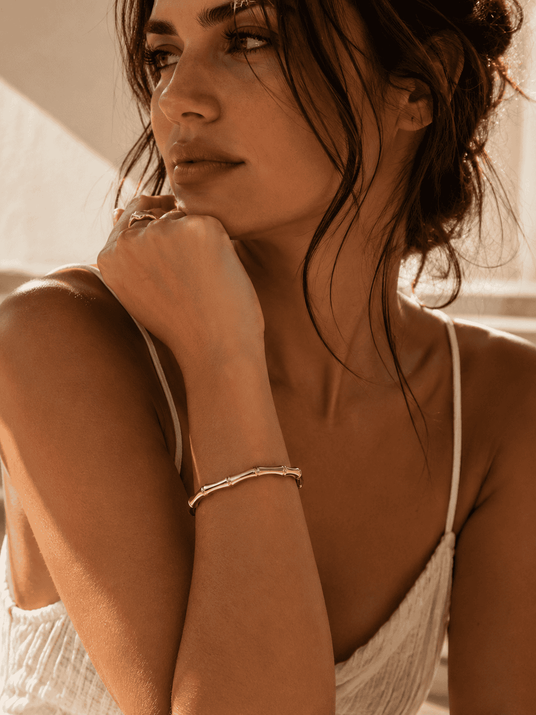 Modelo llevando pulsera Kioto dorada de acero inoxidable - La Petite Sophie